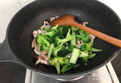 肉丝炒鲜鱿西兰花是怎么做的？家常教程