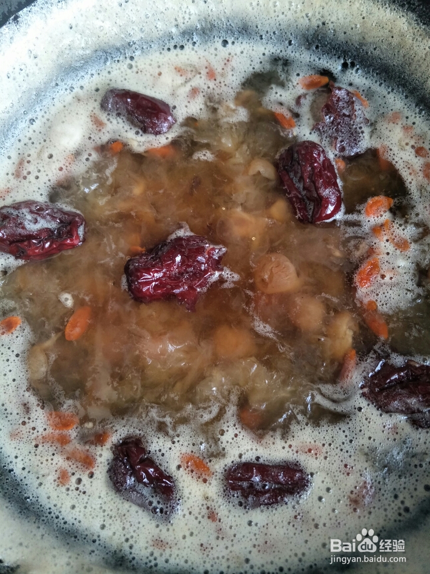 诱惑味蕾的银耳桂圆红枣枸杞汤