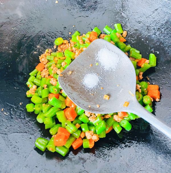 酱香豆角炒肉末