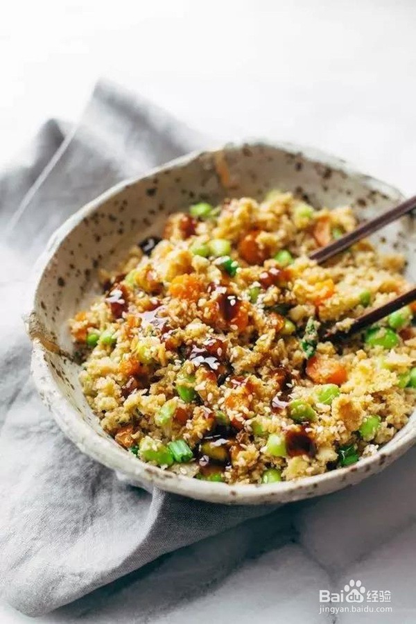今日推荐：剩饭做酱油炒饭，比蛋炒饭好吃多了