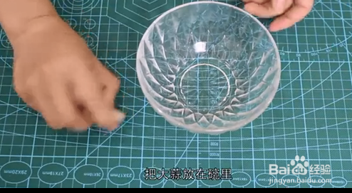 如何剥大蒜不伤指甲