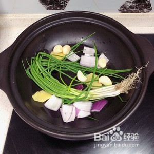 如何做葱油焖鸡腿？