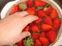 <b>草莓冰糖葫芦的做法</b>