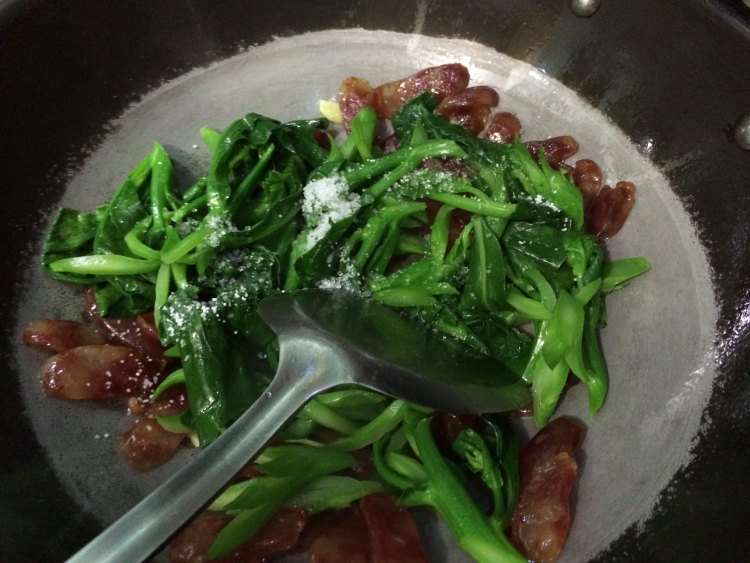 芥兰炒腊肠的做法，妈妈们学会了吗？