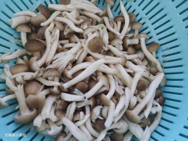 蟹味菇山药粉皮炖鸡腿