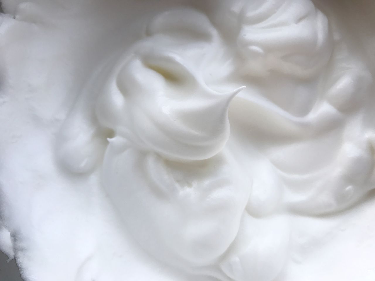 让我们一起学习草莓慕斯奶油蛋糕的做法吧