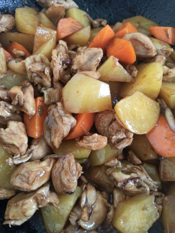 胡萝卜土豆炖鸡块