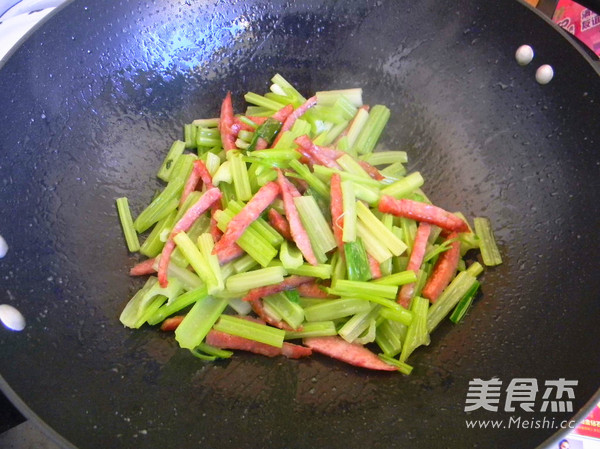 火腿炒芹菜的做法