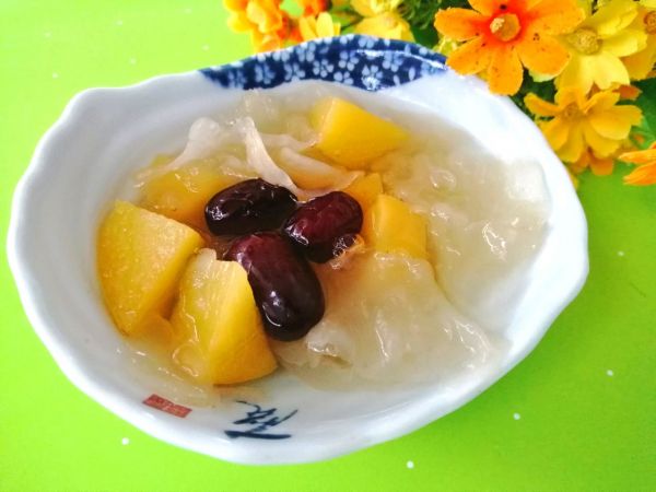 银耳黄桃红枣羹