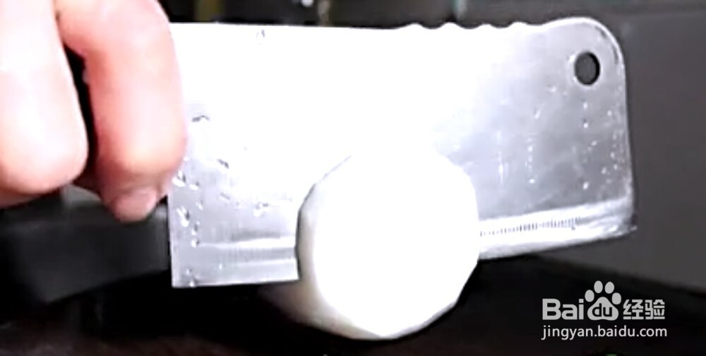 两样常见物品 巧剁肉饼不粘刀