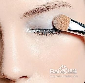 轻松4步即可轻松搞定蓝色眼妆