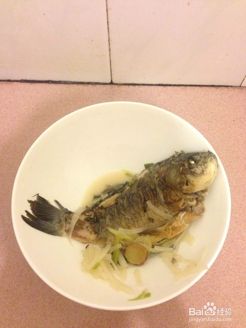 菜鸟都可以完成的鲜甜浓汤:萝卜丝鲫鱼汤