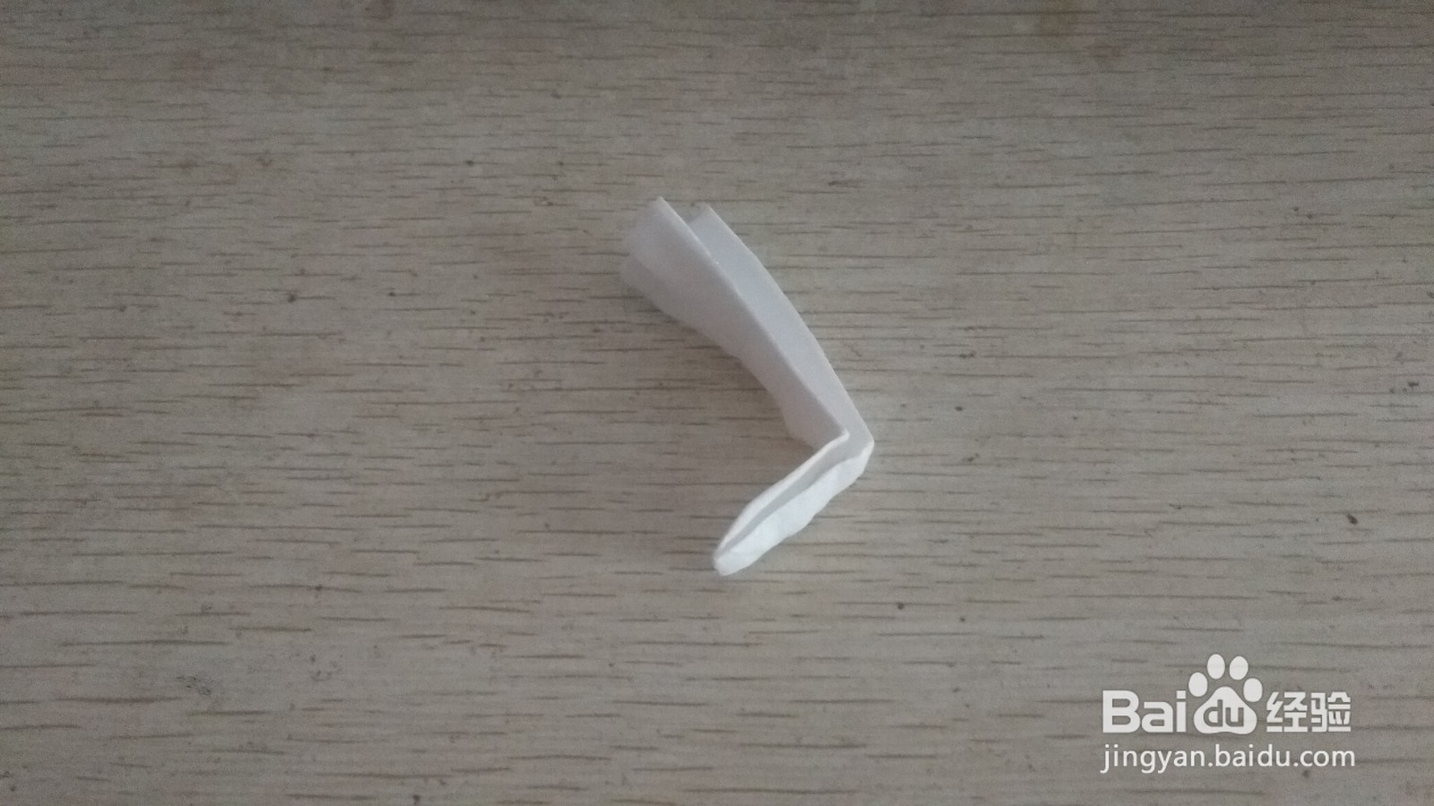 如何用一条手纸做简易的中性笔的支架