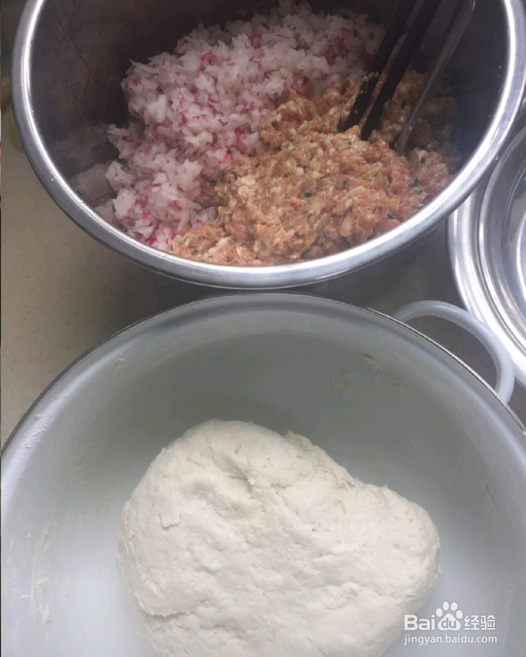 如何做出蟹黄五花肉萝卜水饺