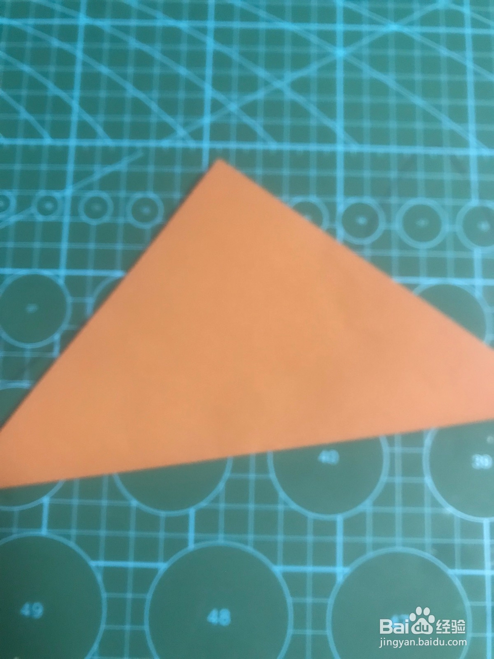 一个桃心上面带着叶子如何折?