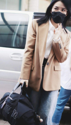 女生穿小西装怎样搭配衣服？