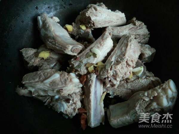 酸菜炖排骨的做法