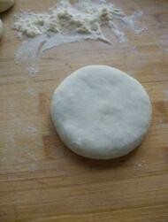 韮菜馅饼的面如何做?