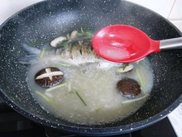 香菇豆腐鲫鱼汤