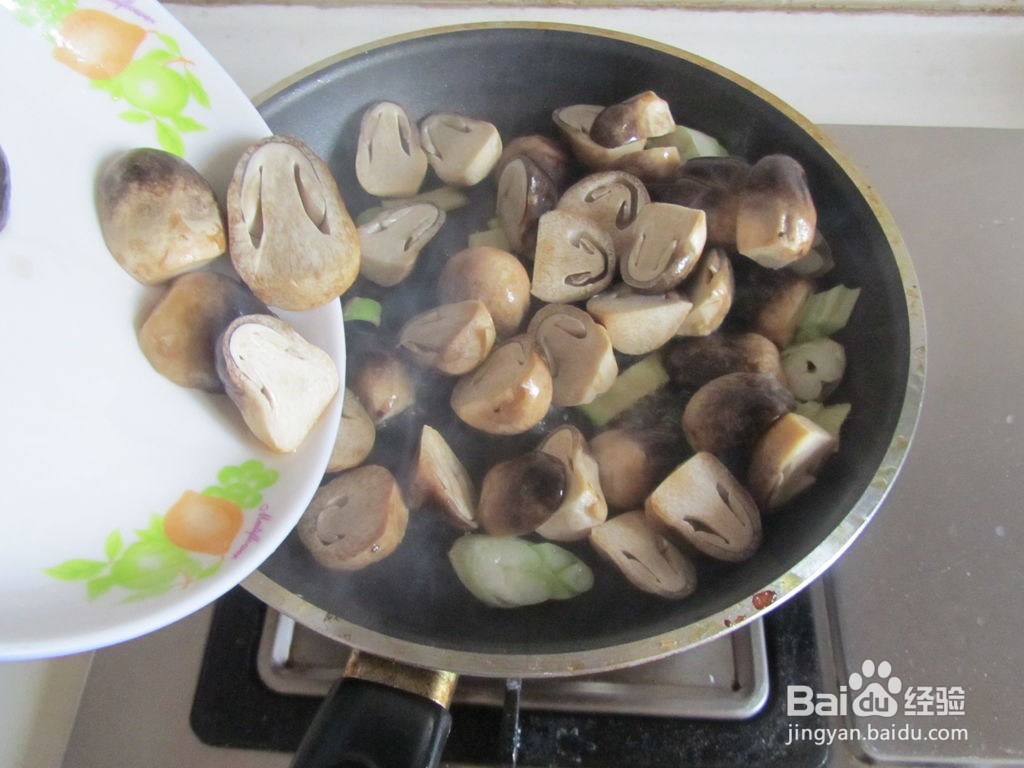 草菇焖鸡丸的做法