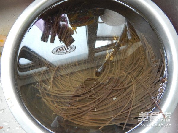 黄瓜鸡蛋皮凉拌荞麦面