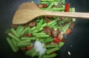制作美味的四季豆炒肉