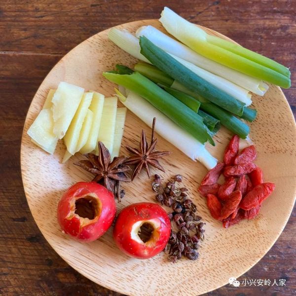 白菜木耳枸杞滋养骨汤