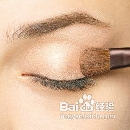 如何画出裸妆的眼影效果