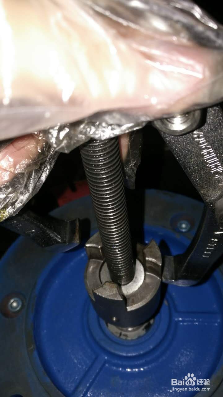 怎样利用工具拆卸电机转轴上的联轴器卡爪