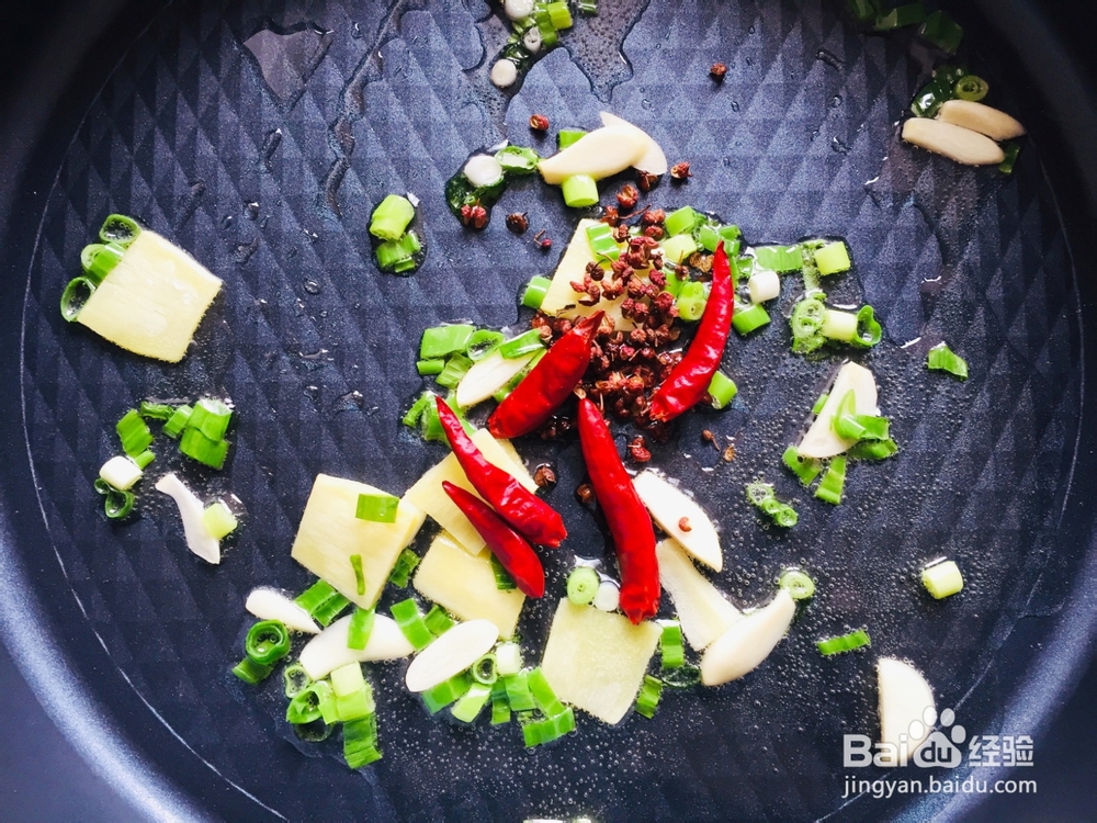 香辣红烧凤爪怎么做才好吃？可以秒杀多数卤味店