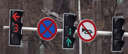 驾驶新手，遇前方红灯如何减速踩刹车？