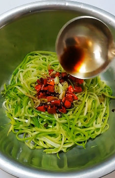 如何做凉拌西葫芦？