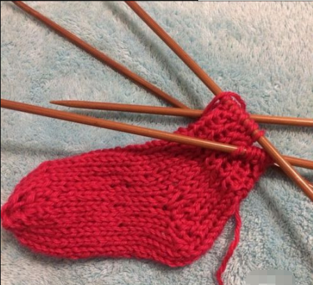 红毛线灰色毛线是怎么钩袜子的