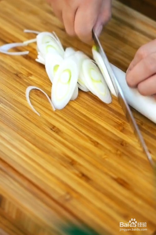 如何做葱爆羊肉？