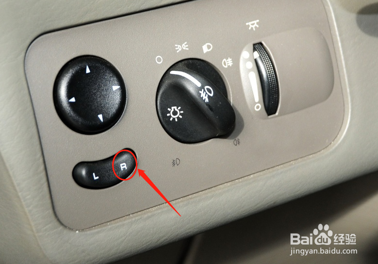 克莱斯勒大捷龙PHEV车辆后视镜调节方法