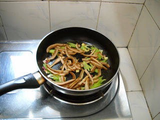 西芹牛肚辣炒面怎么做