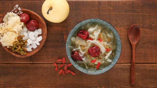 桂花红枣银耳雪梨汤