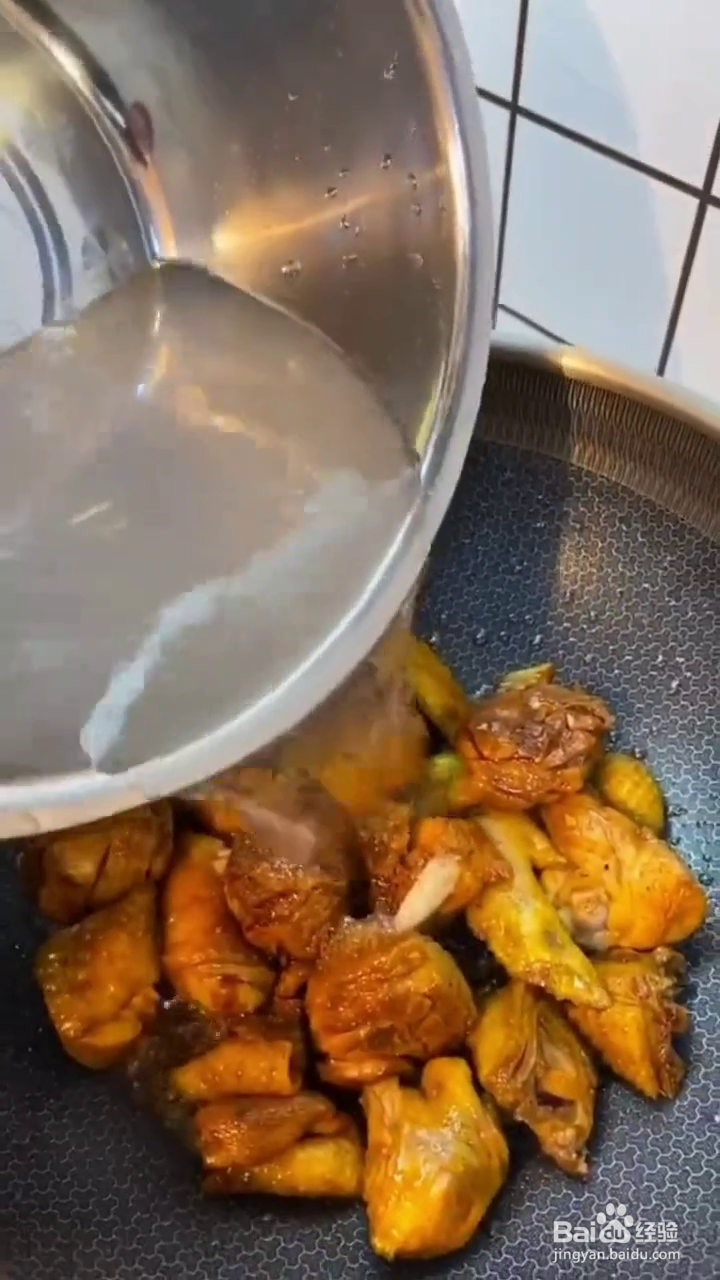 如何制作好吃的小鸡土豆炖蘑菇?