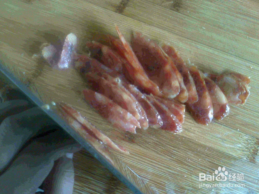 老年人怎样用刀来切腊肠片