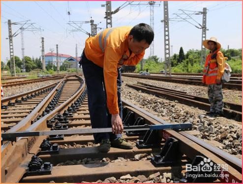 如何用手机钉钉提交团队成员提交每天工作总结？