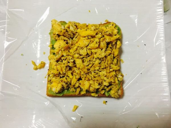 牛油果鸡蛋火腿三明治