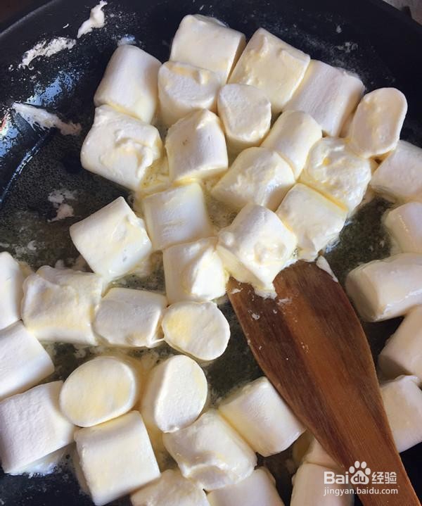 教你做美味的蔓越莓牛轧糖沙琪玛