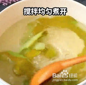 如何自制冰凉解暑的梨汁果冻撞奶？