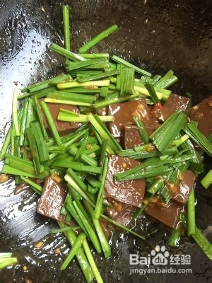 韭菜烧鸭血制作过程