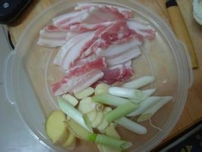 家常菜蒜苗炒肉的做法