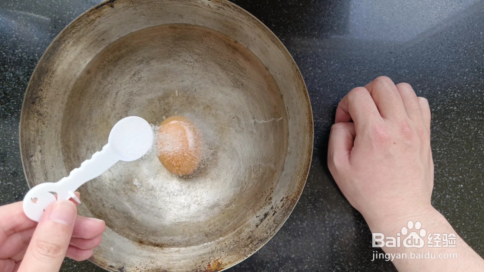 我煮的鸡蛋破皮还不好剥，如何让鸡蛋好剥不破皮