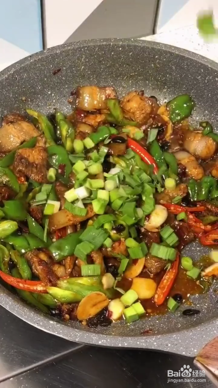 如何做出香辣下饭的尖椒五花肉