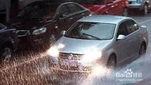下雨天开车要注意的几点!