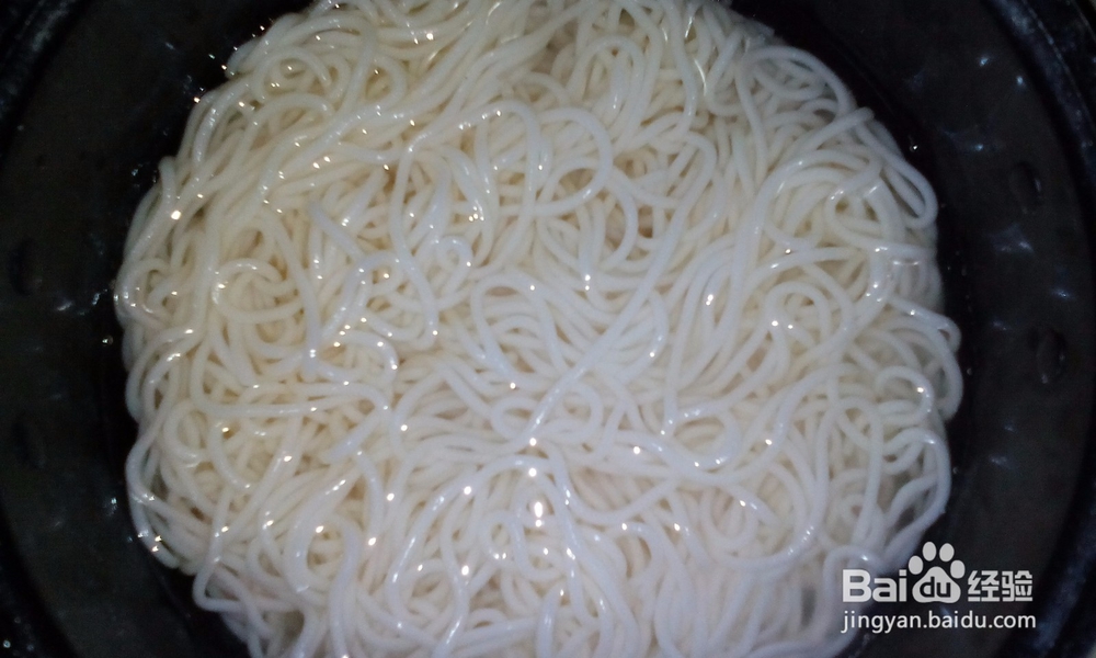 美味可口的麻辣鸡丝面