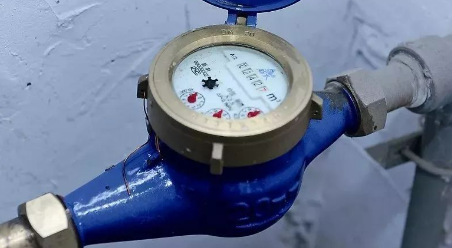 我家水表出现问题，不用水的时候也一直转，大概1秒左右一圈，但是家里没有任何地方漏水